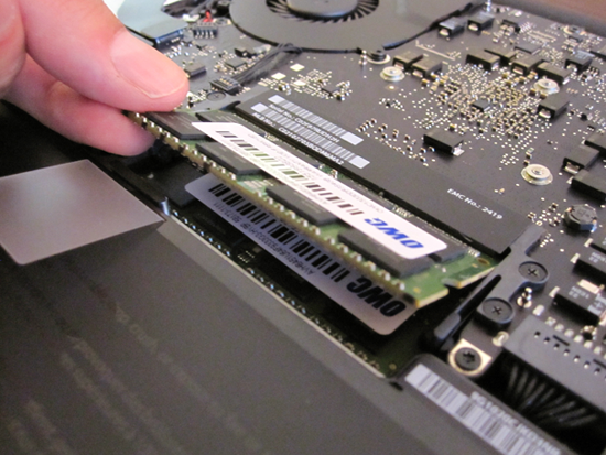 Installing a RAM module in a MacBook Pro